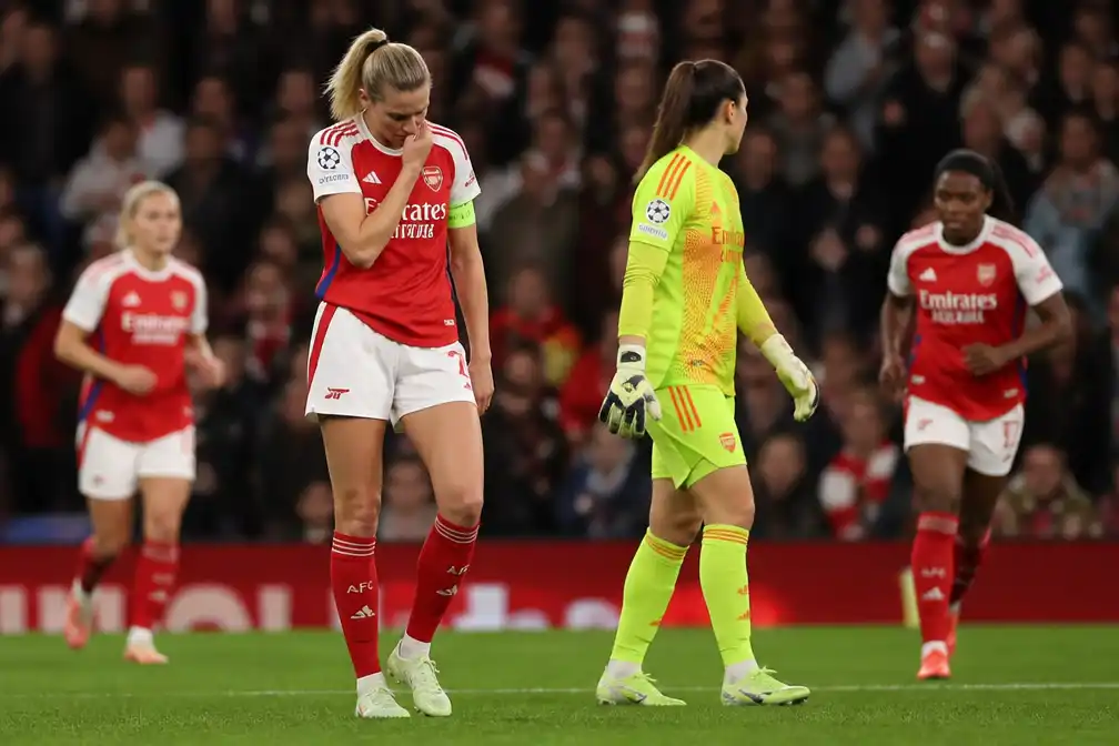 Arsenal speelt 2-2 tegen Paris FC na late strafschop door handsbal Williamson