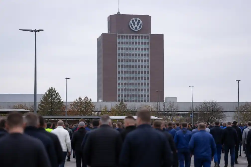 Volkswagen zegt meeste cao's op, bonden dreigen met stakingen