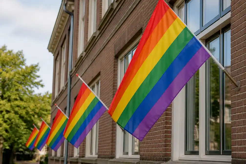 Gemeenten delen gratis pride-vlaggen uit voor Paarse Vrijdag