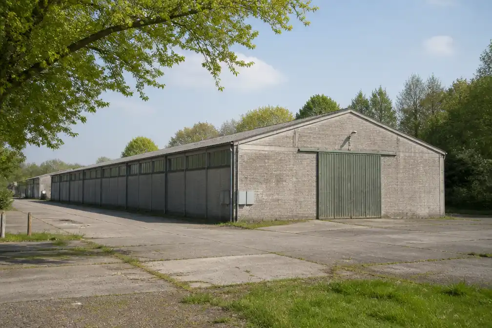 Leegstaande loods op Domein 't Park in Landen wordt ontmoetingscentrum voor jongeren