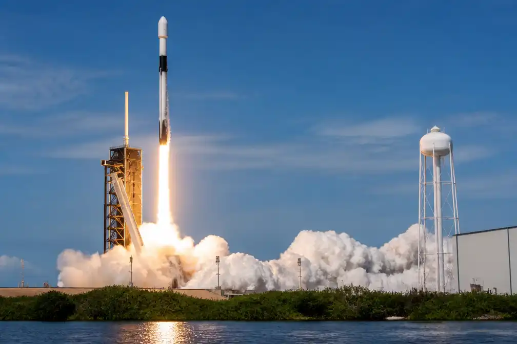 SpaceX brengt twee Amerikanen, een Canadees en een Rus naar ISS