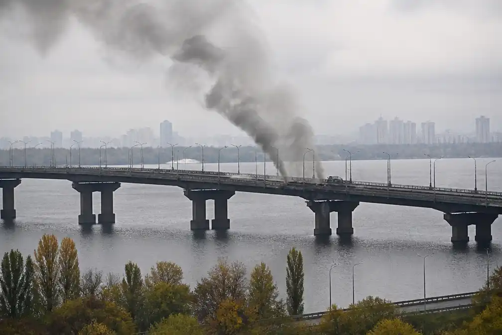 Russische luchtaanvallen treffen opnieuw Zuidelijke Brug in Kyiv