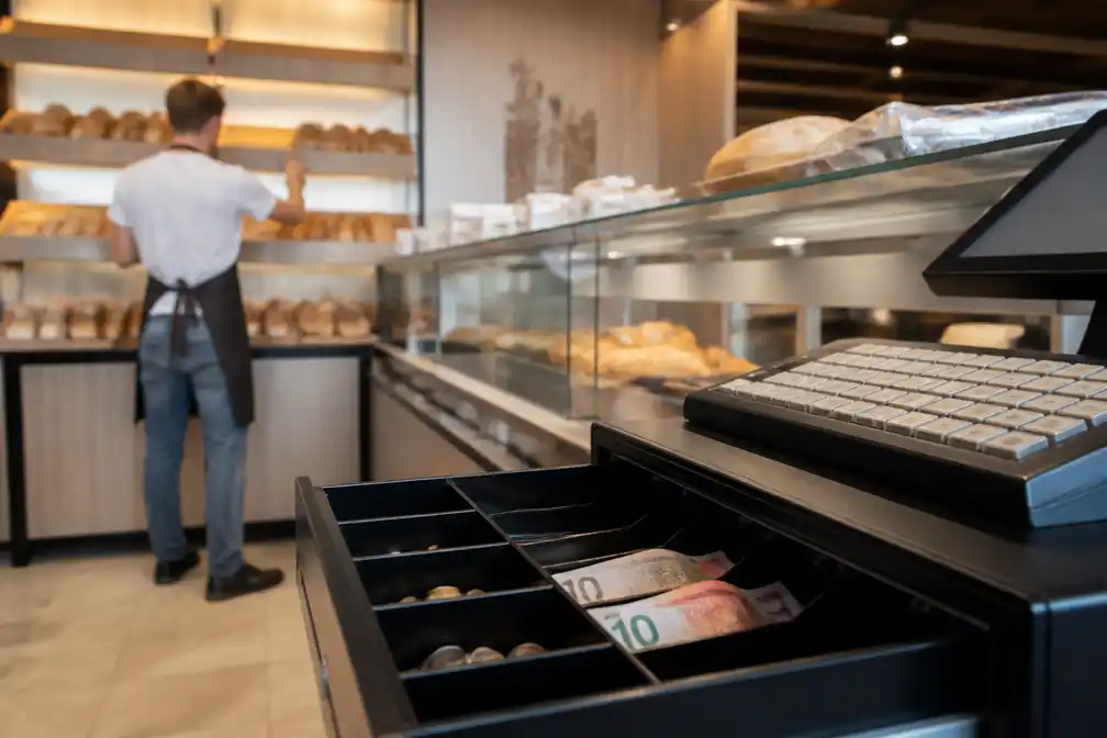 Voorwaardelijke celstraf en casinoverbod voor Nieuwpoortenaar die bakkerijkassa plunderde