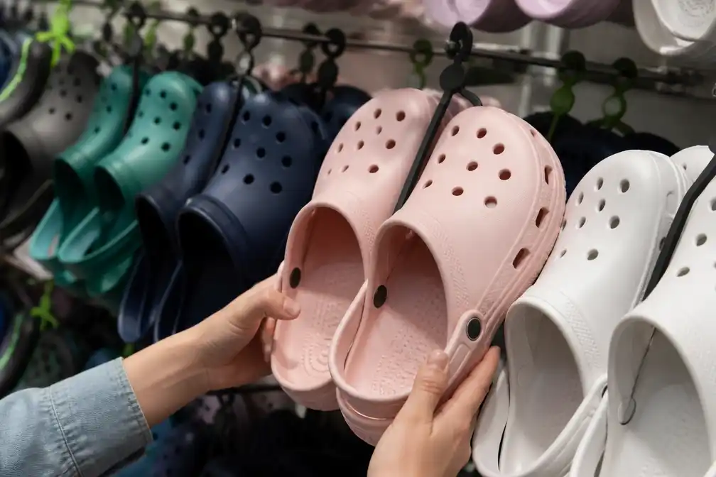 Columnist Angela de Jong wil Crocs meteen verbieden: 'levensgevaarlijk'