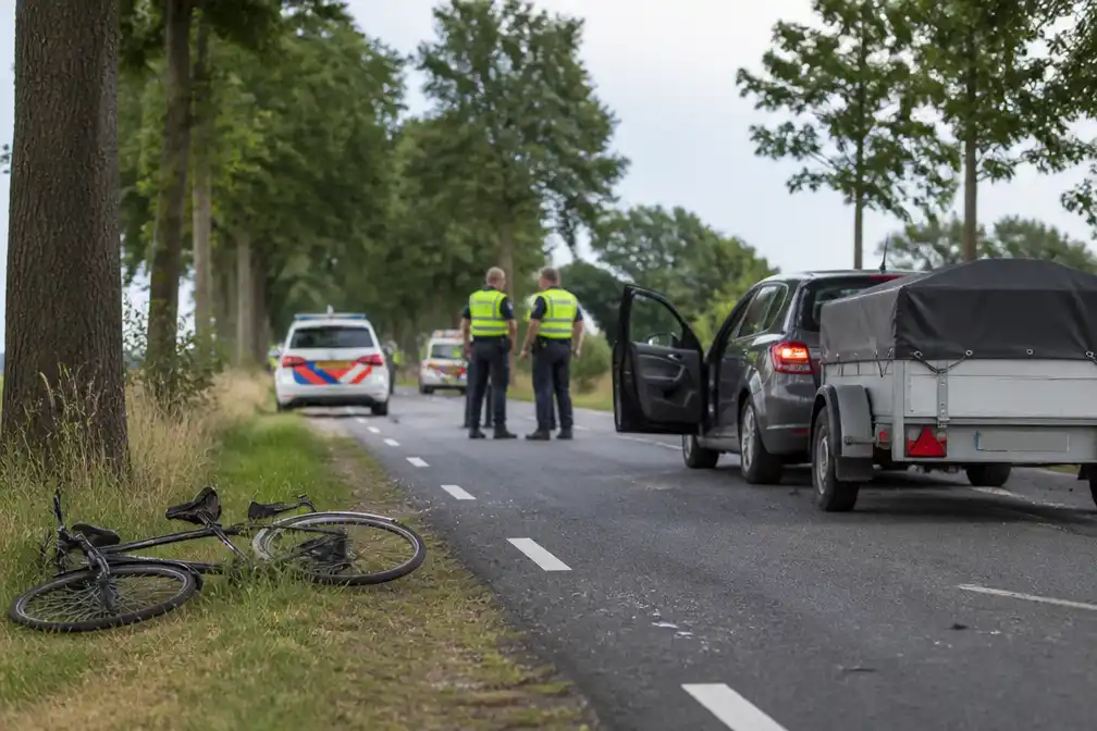 Fietser (59) overleden na aanrijding met auto met aanhanger in Hellendoorn