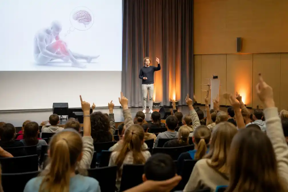 Vier jonge wetenschappers leggen onderzoek naar chronische pijn uit aan kinderen in Kortrijk