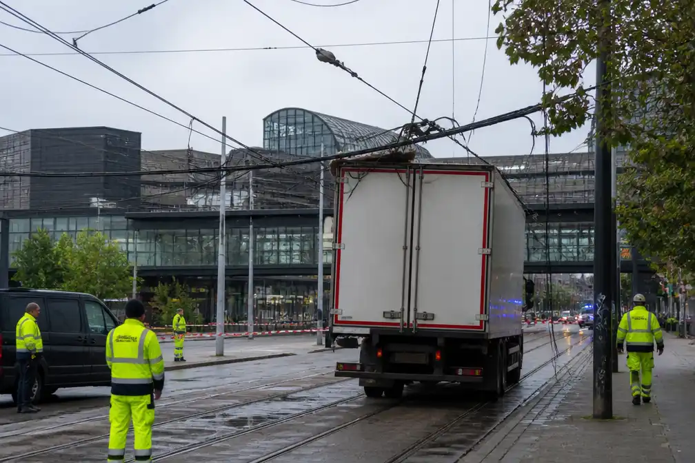 Vrachtwagen rijdt bovenleiding kapot achter Gent-Sint-Pieters, tram- en busverkeer uren stil