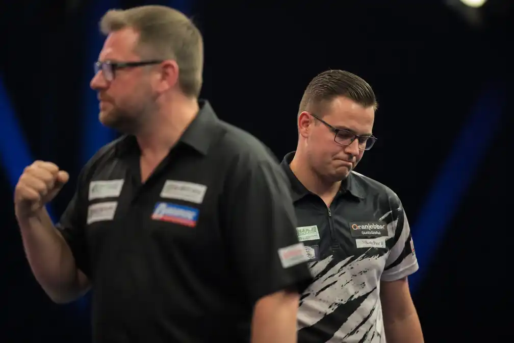 Van Veen uitgeschakeld op World Grand Prix, Aspinall naar halve finales