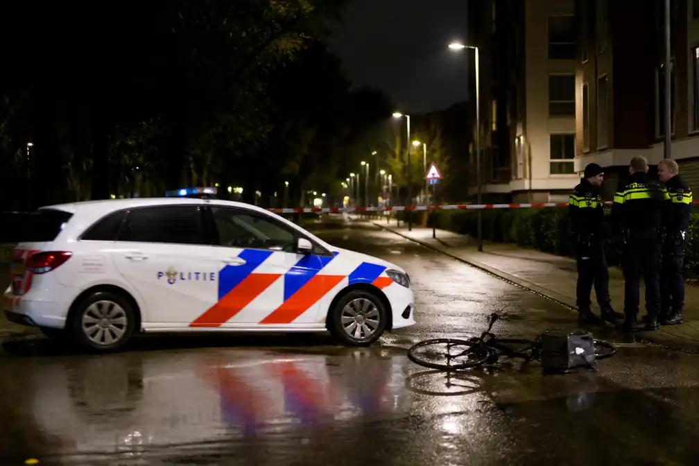 40-jarige fietser overleden na botsing met auto in Rotterdam; bestuurder aangehouden