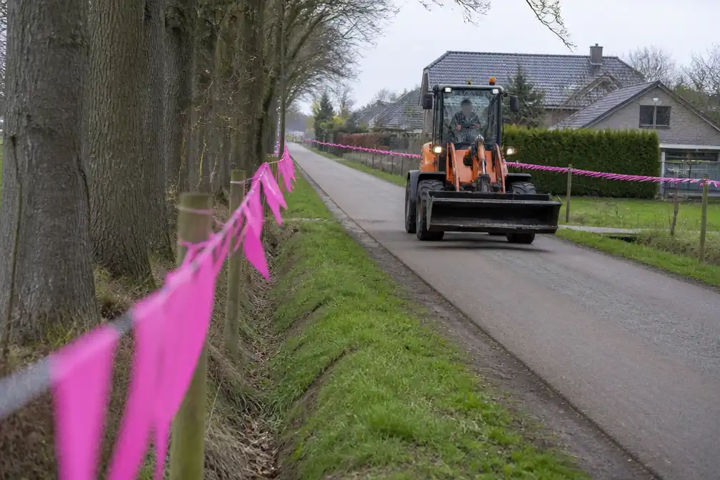 Vrienden hangen bijna 2 kilometer roze vlaggetjes op voor baby Julia in Dedemsvaart