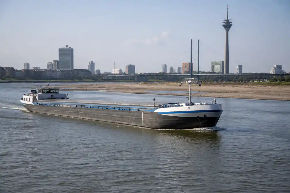Nederlands binnenvaartschip in Düsseldorf weer vlot na laagwater
