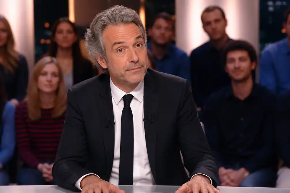 Franse tv-host Yann Barthès veroorzaakt verontwaardiging met hittegolf-uitspraken