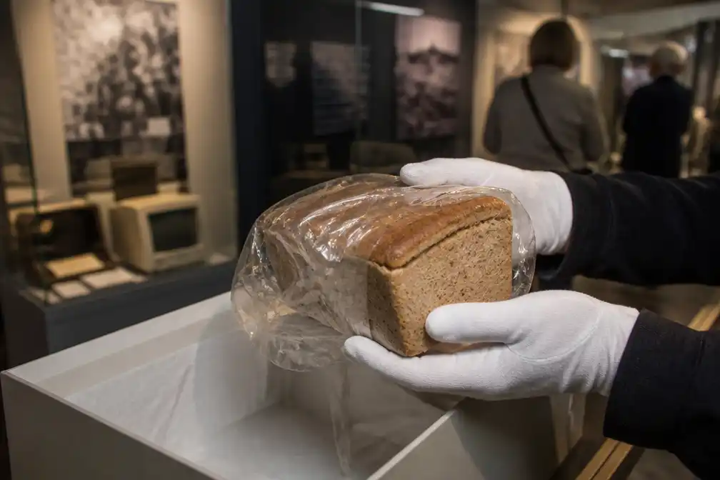 Brood uit de DDR na 36 jaar diepvries opgenomen in Berlijns Deutschlandmuseum