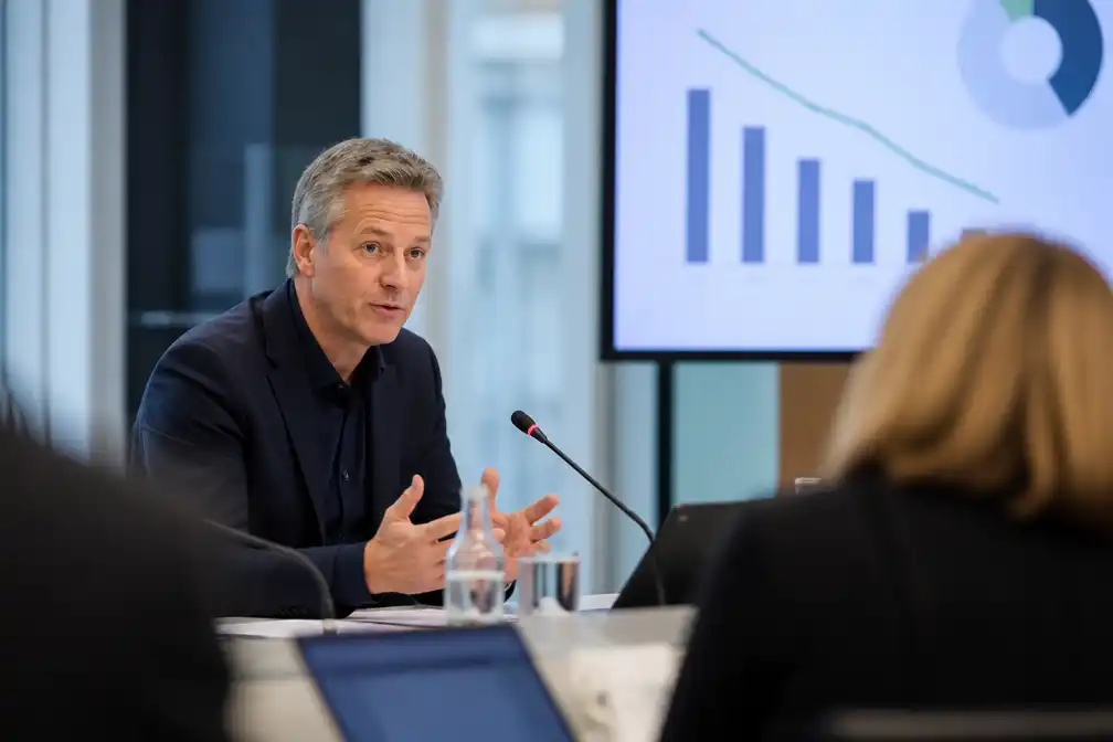 VRT boekt 4,7 miljoen euro verlies en schrapt exclusiviteitscontracten naar 14