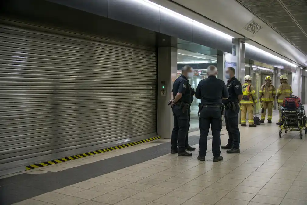 Man zwaargewond nadat been vastzit in rolluik van metrostation Kruidtuin in Brussel