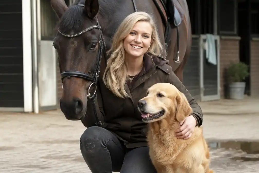 Britt Dekker ziet kinderdroom werkelijkheid worden met paardenimperium