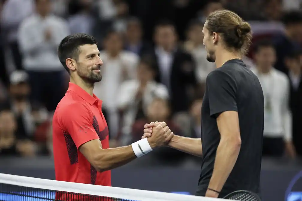 Djokovic verslaat Zverev in drie sets en bereikt halve finale China Open