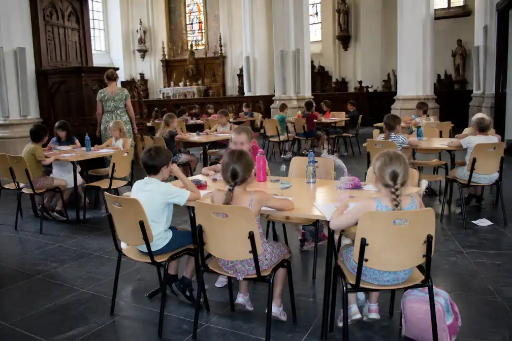 Leerlingen vluchten voor 40 graden in klas naar kerk in Wuustwezel