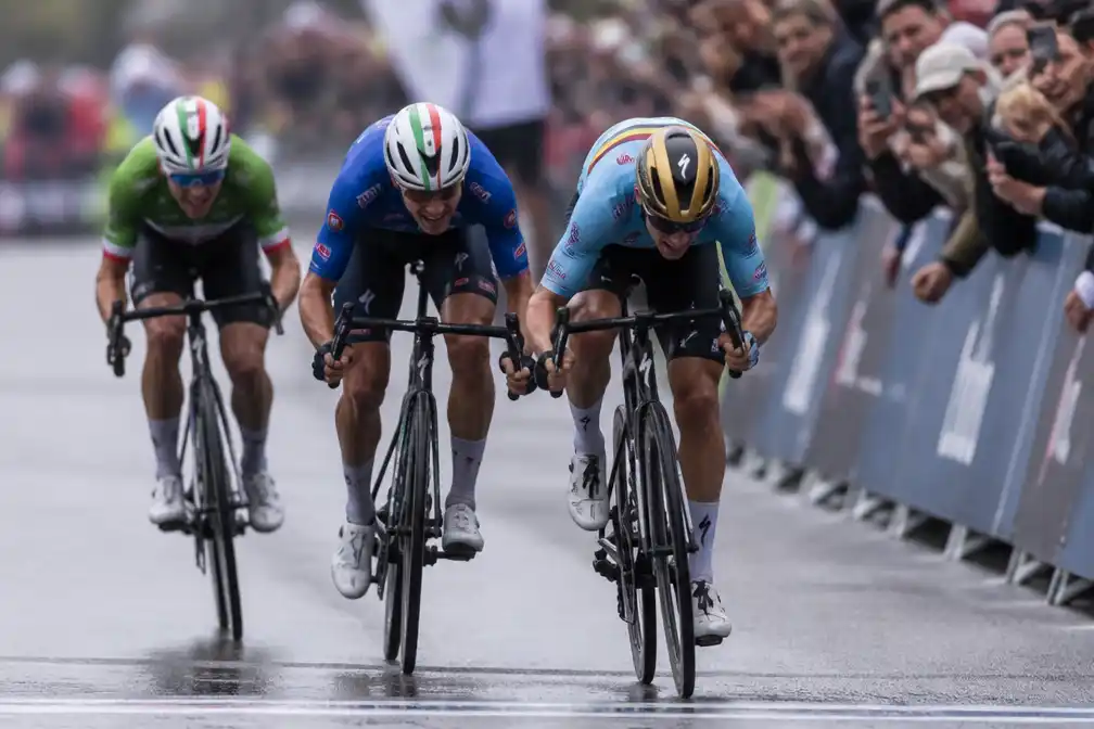 Evenepoel pakt eerste Europese titel op de weg na val en fotofinish