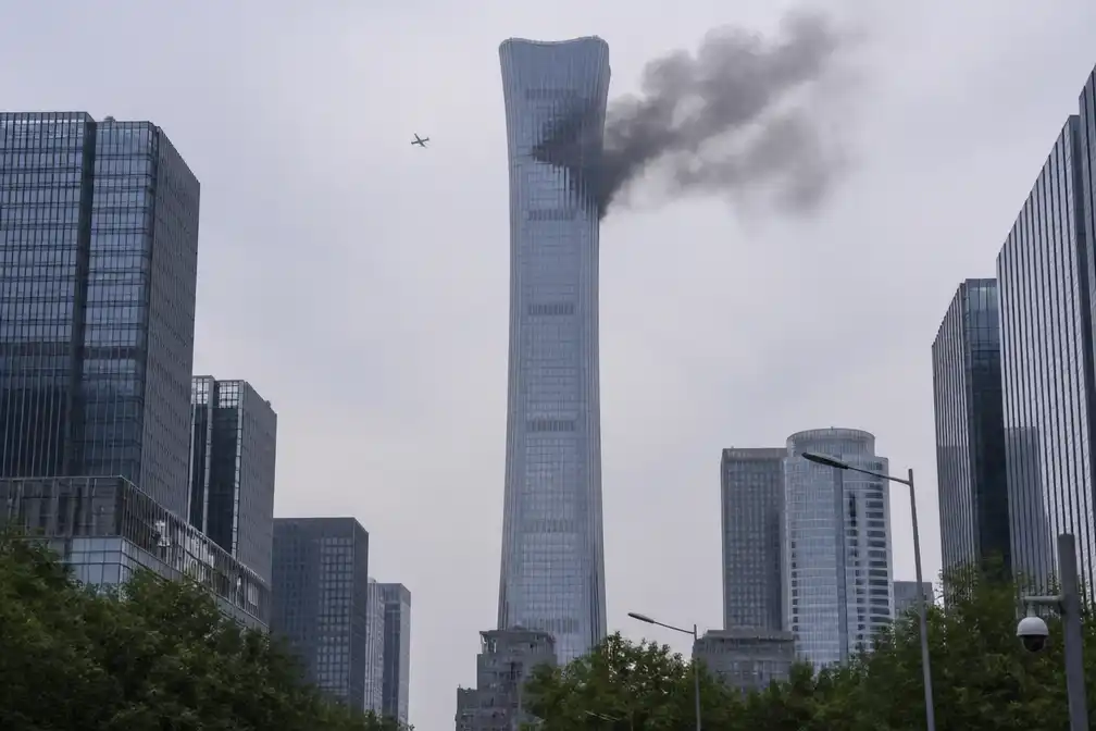 Klein vliegtuig crasht in hoogste wolkenkrabber van Peking, CITIC Tower