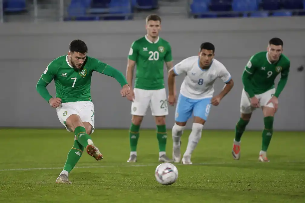 Ierland speelt 1-1 tegen Israël in leeg stadion in Servië