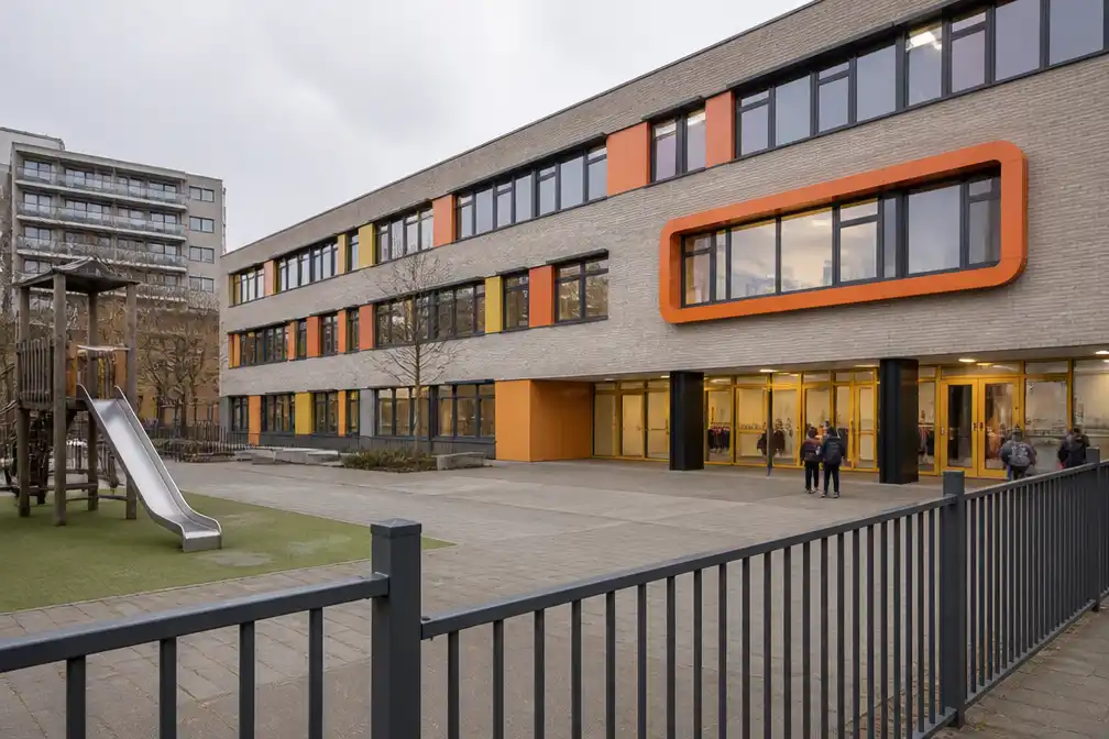 Schooldirecteur Amsterdam-Noord gunde bijna 1 miljoen euro aan familiebedrijven