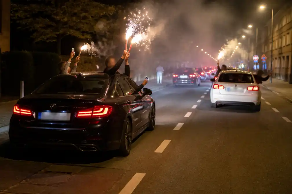 Antwerpse politie neemt vier auto's in beslag na gevaarlijke trouwstoet in Deurne