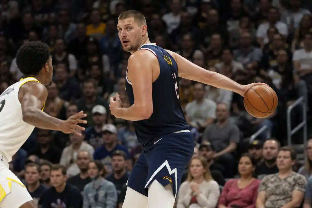 Jokić opent NBA-voorseizoen met achterlangse no-look-assist voor Nuggets