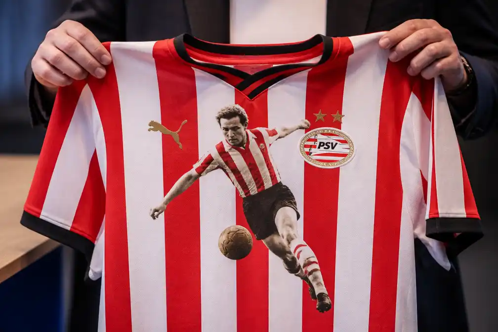 PSV eert 'Het Kanon' Coen Dillen met speciaal shirt bij honderdste geboortedag
