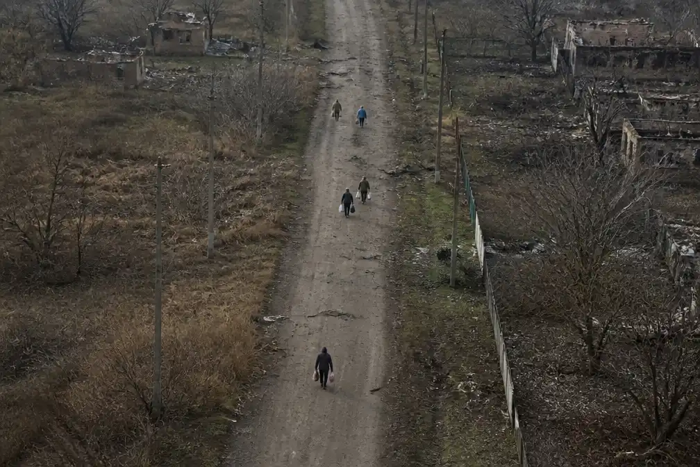 Dronebeelden tonen inwoners van Olesjky op 'weg des doods' om honger te ontlopen