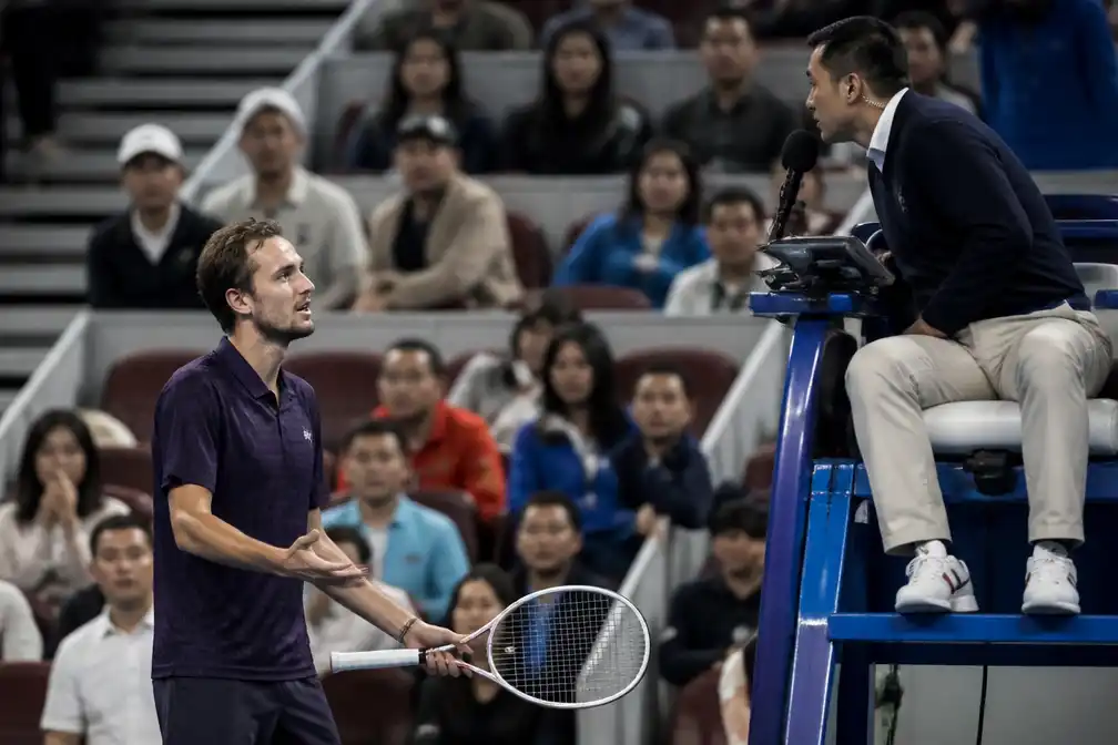 Medvedev gediskwalificeerd in Peking na bal tegen toeschouwer, Djokovic naar finale