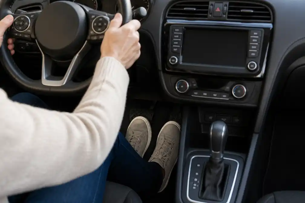 Lezeres vraagt of rijden met automaat en twee voeten gevaarlijk is