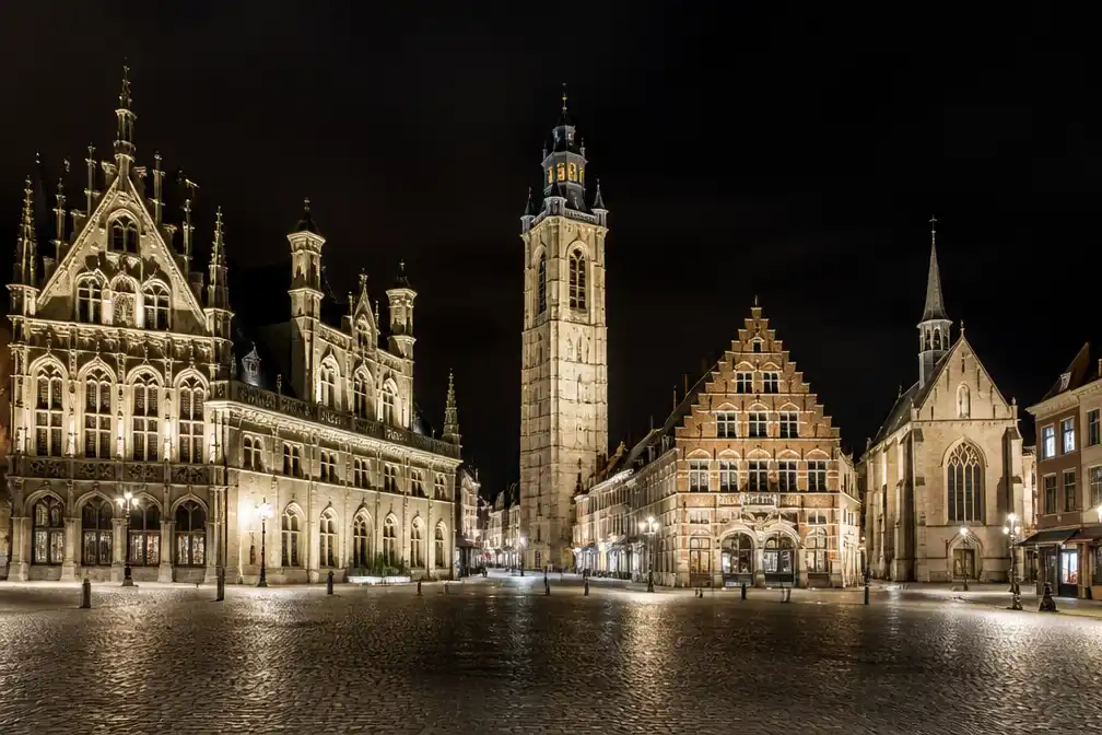 Lier verlicht stadhuis, belfort en Vleeshuis met nieuwe, zuinige ledverlichting