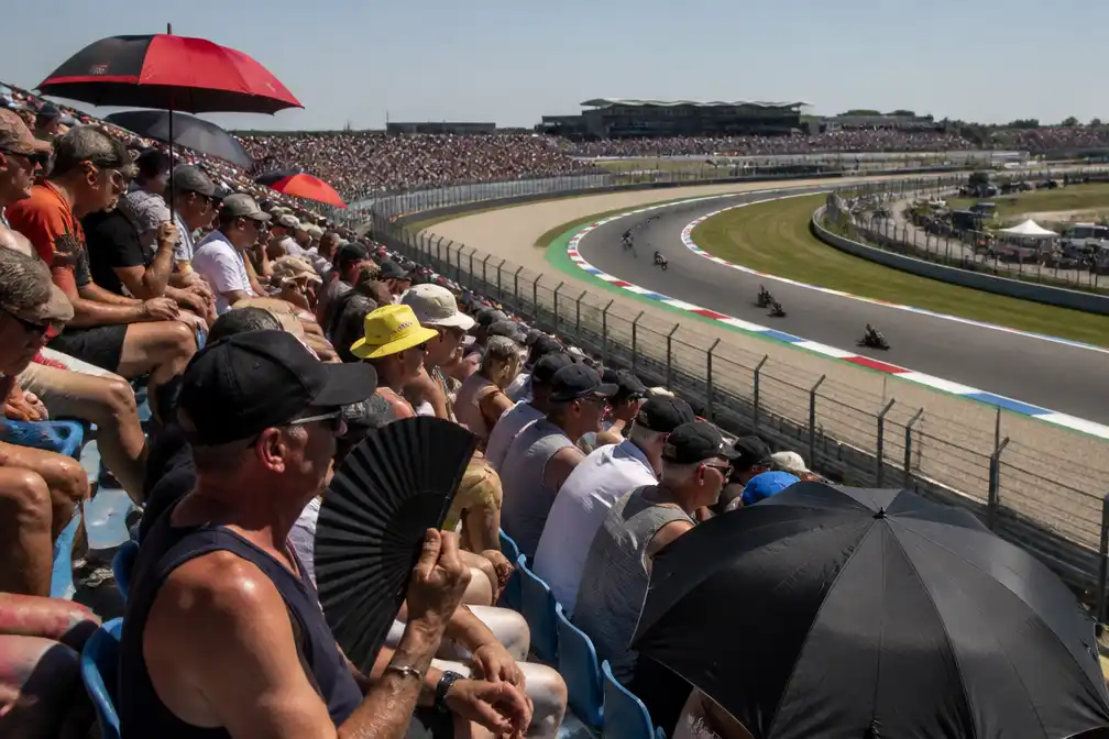 Duizenden fans genieten van TT Assen ondanks tropische hitte