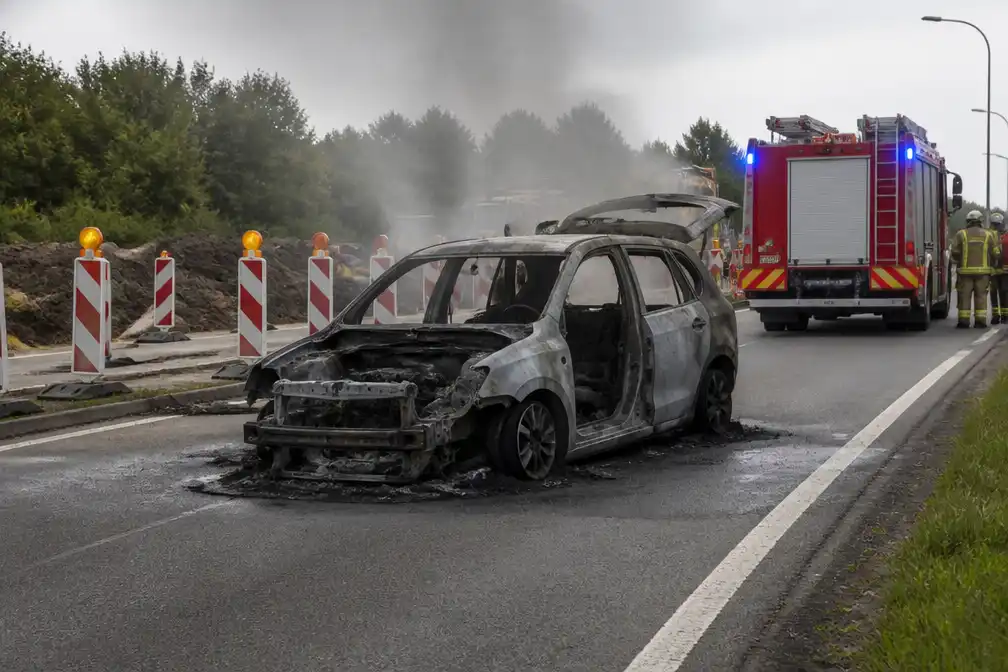 Auto brandt volledig uit aan werken op Moorseelsesteenweg in Roeselare