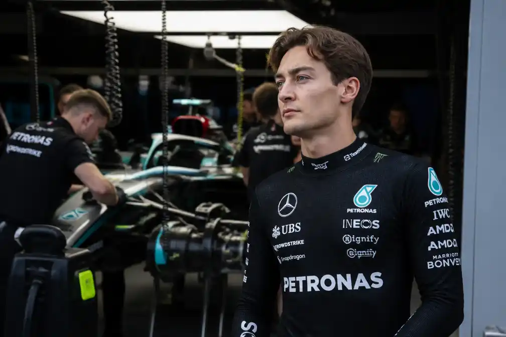 Russell start achteraan in Singapore na motorpenalty bij Mercedes