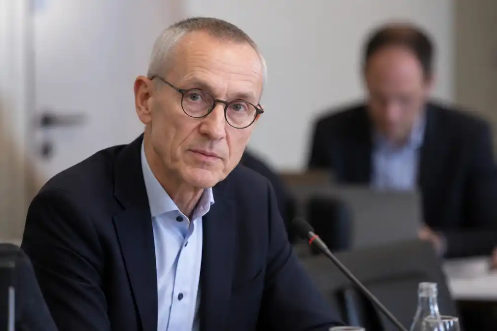 Vandenbroucke wil meer geld van managementvennootschappen in begrotingsoverleg