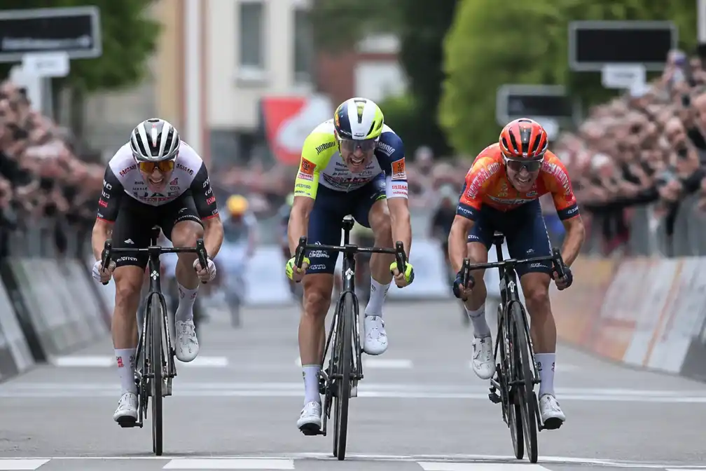 Jarno Widar wint Tre Valli Varesine voor eerste profzege, voor Pidcock en Jorgenson