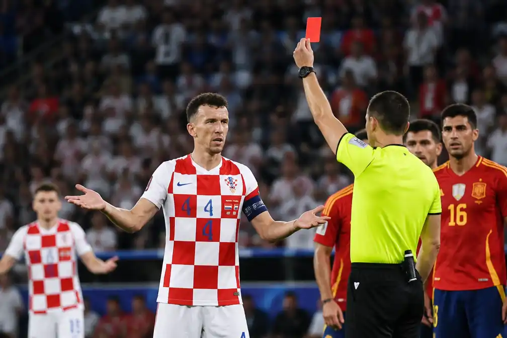 Perišić scoort en krijgt rood bij 1-2-nederlaag Kroatië tegen Spanje
