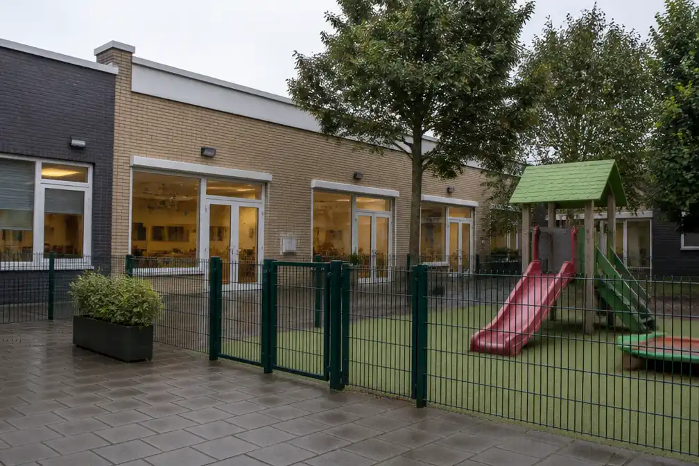 Jongetje (1) alleen achtergelaten in kinderopvang Schiedam, personeel op non-actief