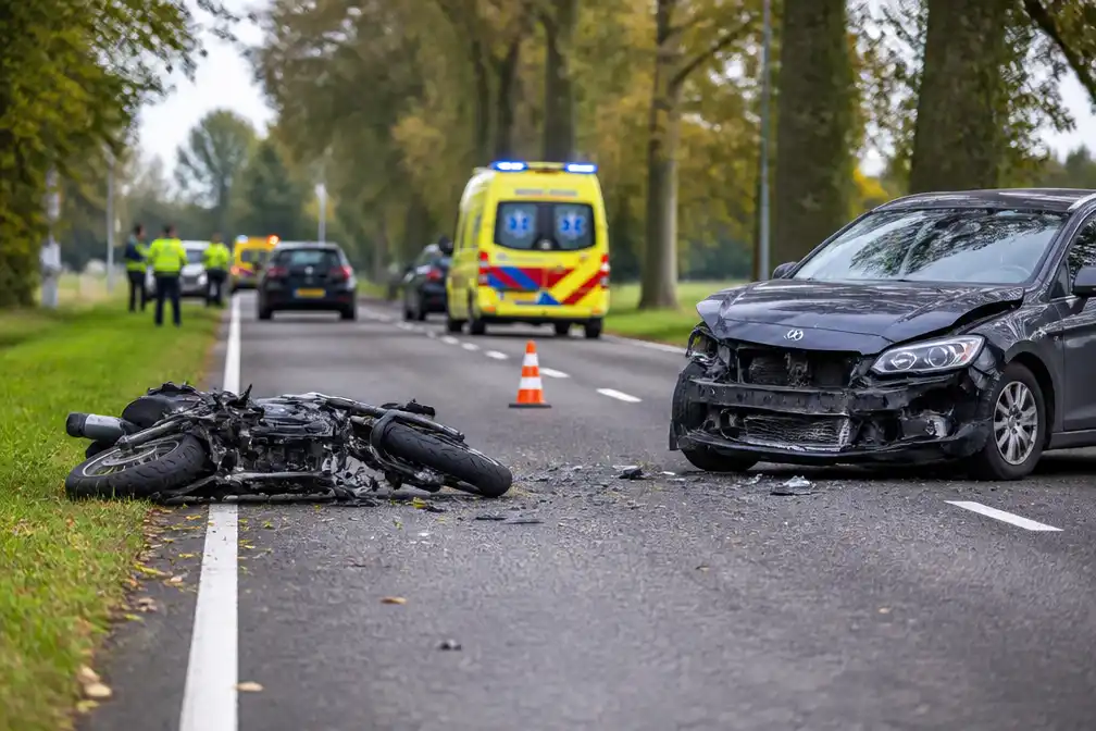 Ernstig ongeval tussen motorrijder en auto op N344 bij Holten