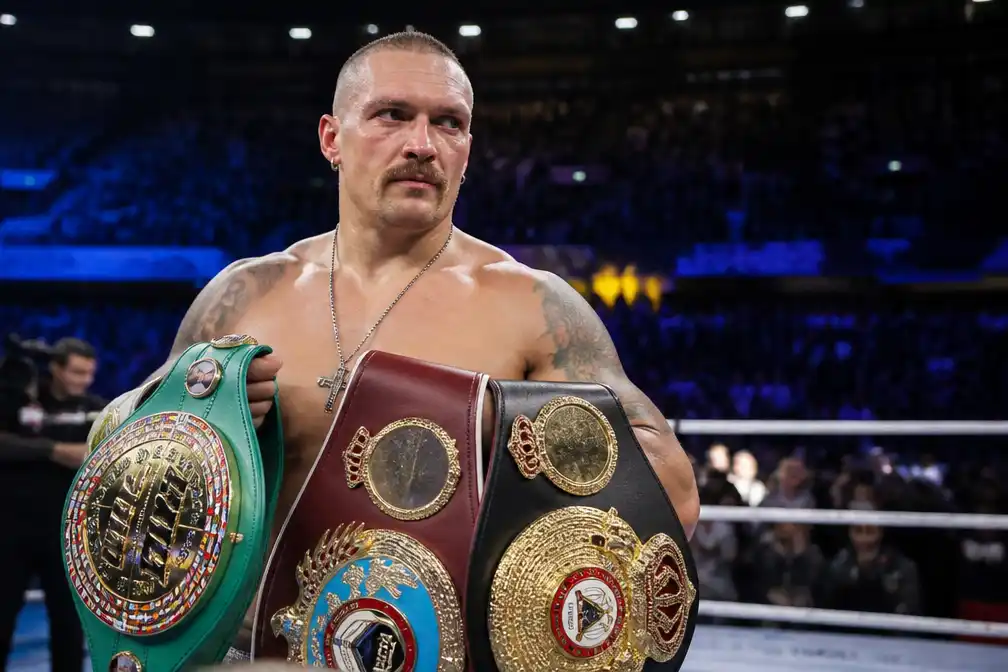 Oleksandr Usyk geeft wereldtitels zwaargewicht op maar zegt dat hij niet stopt