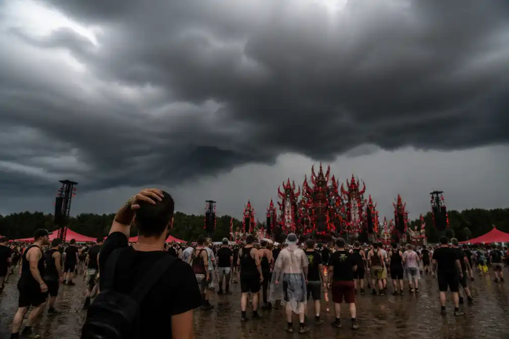 Defqon 2026 in Biddinghuizen getroffen door code rood vanwege weeralarm