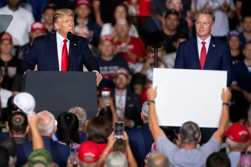 Protesten verstoren Trump-rally in San Antonio, waar hij Ken Paxton steunt