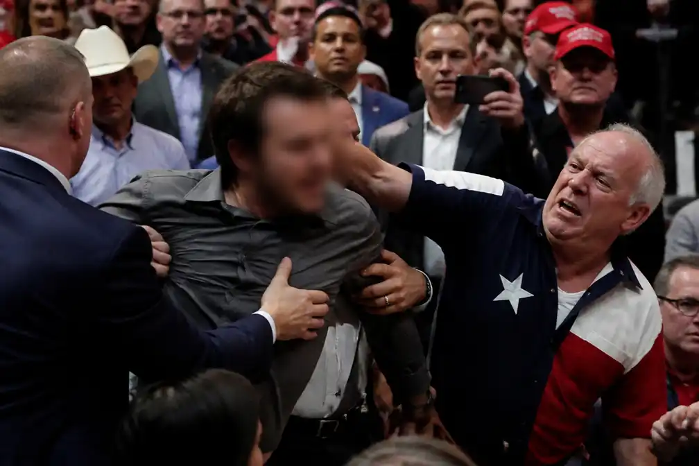 Demonstranten onderbreken Trump-bijeenkomst in Texas