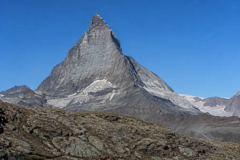 Matterhorn verliest sneeuwlaag na recordwarme zomer in Zwitserland