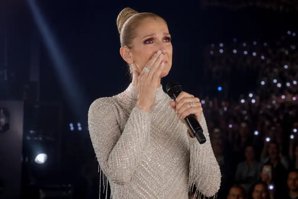 Céline Dion valt op podium in Parijs en vergeet tekst van 'Pour que tu m'aimes encore'