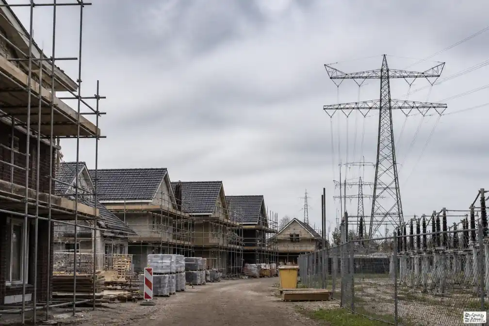 Makelaars zien vaker woningbouwprojecten vertraagd door vol stroomnet