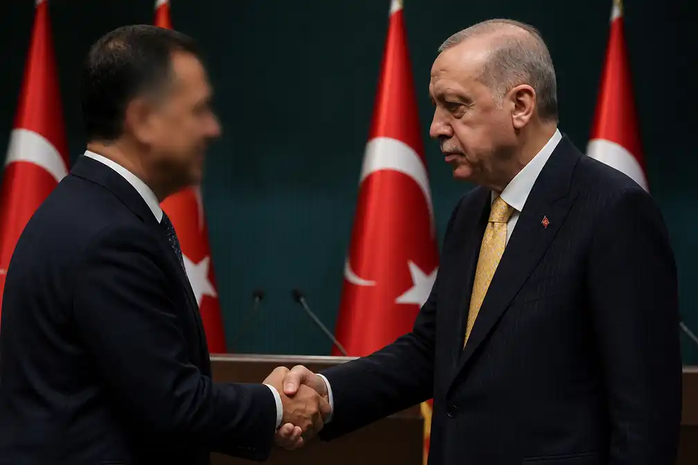 Burgemeester van Izmir stapt over naar AKP van Erdogan, oppositie woest