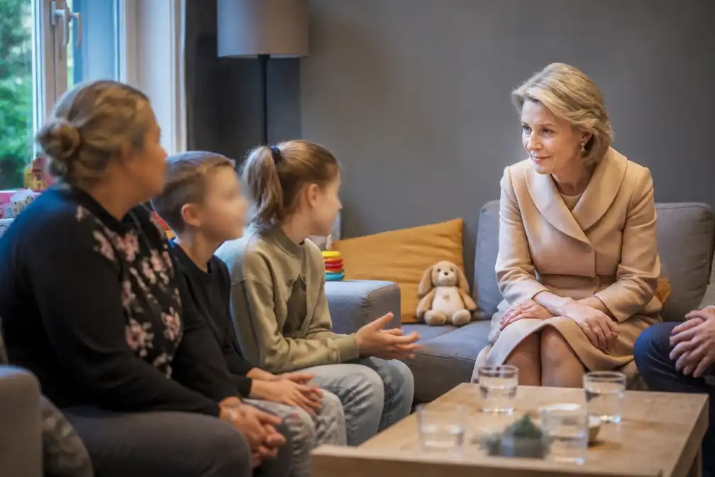 Koningin Mathilde bezoekt kwetsbare gezinnen in Graven